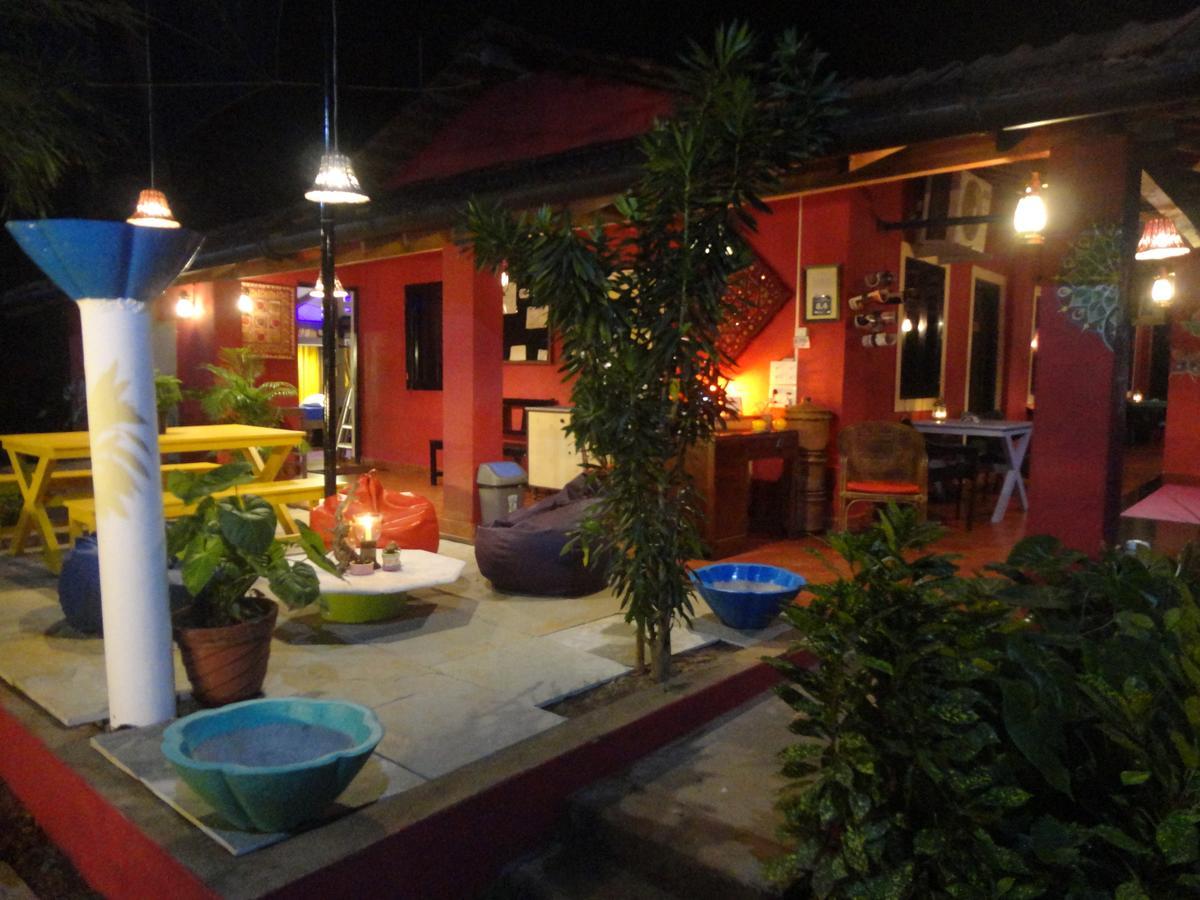 The Yuppi Hippi Female Hostel Анджуна Екстериор снимка